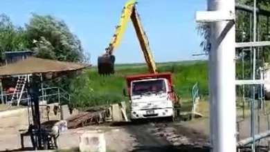 Tiran el fango con desechos cloacales en el ingreso a la Isla del Sol