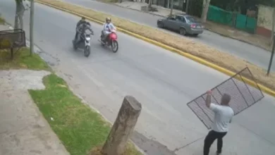 Un comerciante le tiró una reja a unos motochorros que escapaban de un robo