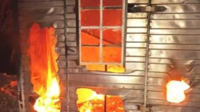 Las llamas consumieron la estructura metálica que se encontraba junto a una casa en construcción.