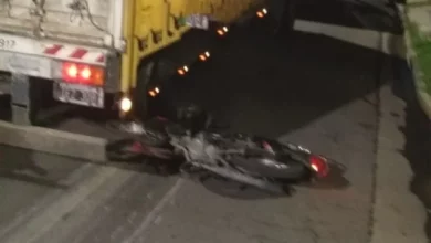 Choque entre un camión y una motocicleta