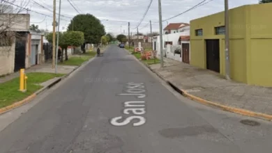 Dos lesionados luego de un fuerte choque entre una moto y un auto