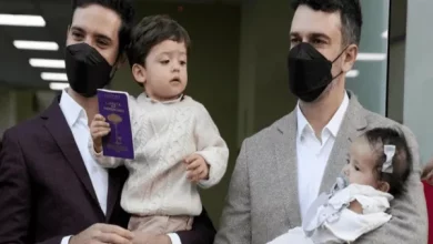 Javier Silva, con su hijo Clemente, y Jaime Nazar, con su hija Lola María, posan para una foto después de casarse en Santiago.
