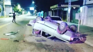 Colisionó contra un auto que estaba estacionado y lo dio vuelta