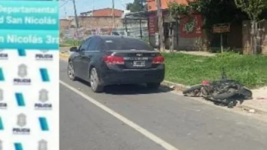 Fuerte choque entre una moto y un automóvil
