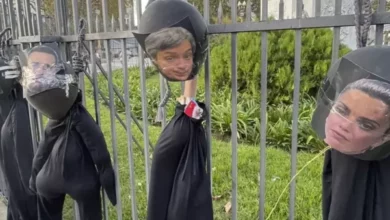 En la marcha del sábado colgaron muñecos con sogas, simulando ahorcamientos.