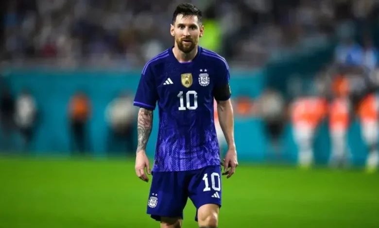 El Mundial en donde más partidos disputó fue en Brasil 2014, cuando llegó hasta la gran final del certamen, que Argentina cayó por 1 a 0 frente a Alemania, con siete encuentros presenciados para el equipo dirigido por Alejandro Sabella. Sudáfrica 2010 y Rusia 2018 fueron las otras dos competencias en las que asistió Messi, en las cuales cosechó cinco y cuatro partidos, respectivamente, y, sumados a los tres que lleva en Qatar, superó a Maradona. Además, Messi quedó a tres partidos del alemán Lotthar Matthaus, quien tiene 25, para ser el futbolista con más presencias en la Copa del Mundo.