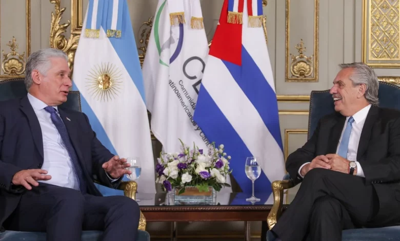 El presidente Alberto Fernández mantuvo un encuentro esta mañana en el Palacio San Martín con su par de la República de Cuba, Miguel Díaz-Canel, con quien reafirmó el objetivo mutuo de profundizar el vínculo entre ambos países, así como la relevancia de trabajar para lograr una mayor integración de América Latina y el Caribe.
