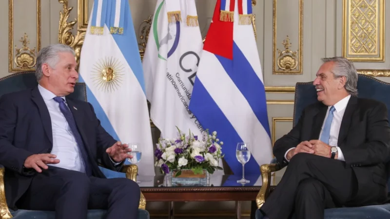 El presidente Alberto Fernández mantuvo un encuentro esta mañana en el Palacio San Martín con su par de la República de Cuba, Miguel Díaz-Canel, con quien reafirmó el objetivo mutuo de profundizar el vínculo entre ambos países, así como la relevancia de trabajar para lograr una mayor integración de América Latina y el Caribe.