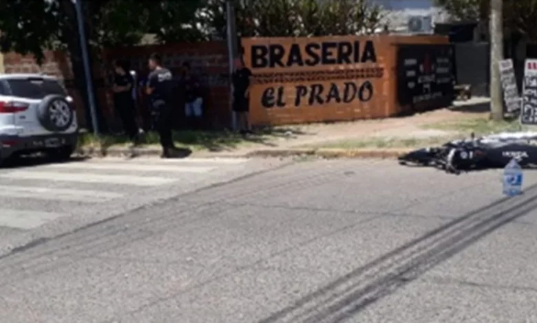 Fuerte choque entre una camioneta y una moto en Av. Ilía y Melián