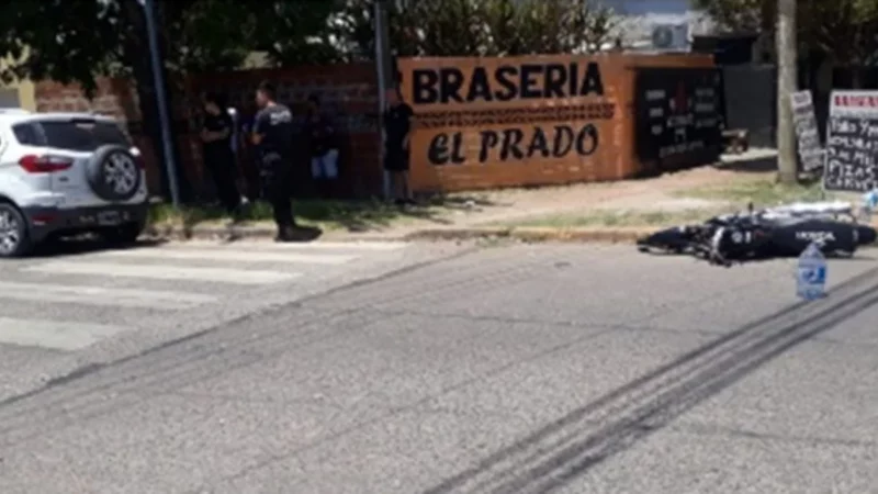 Fuerte choque entre una camioneta y una moto en Av. Ilía y Melián