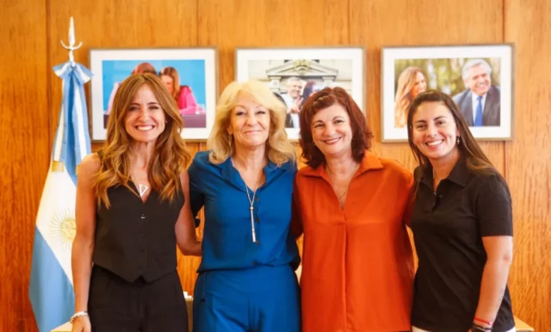 En el marco de la Celac, Tolosa Paz y funcionarias nacionales compartieron una reunión de trabajo con la intendenta de Montevideo