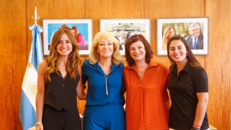 En el marco de la Celac, Tolosa Paz y funcionarias nacionales compartieron una reunión de trabajo con la intendenta de Montevideo