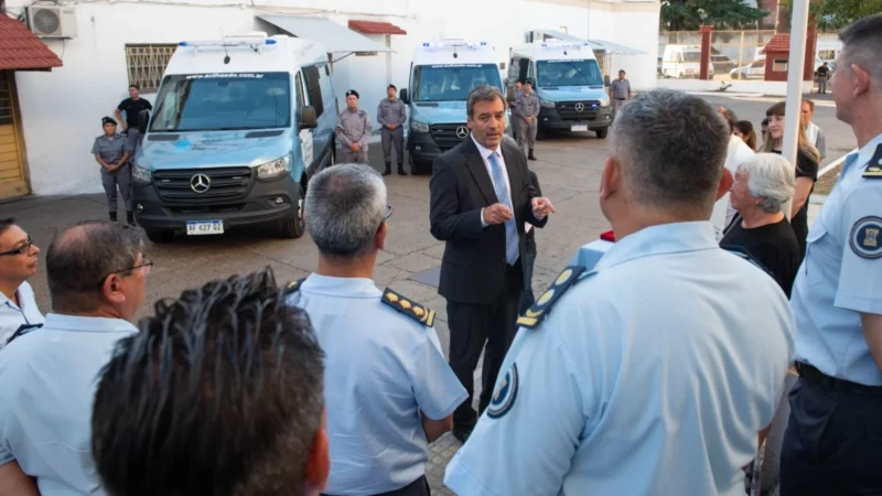 Soria entregó cinco nuevos vehículos para el traslado de internos al Servicio Penitenciario Federal