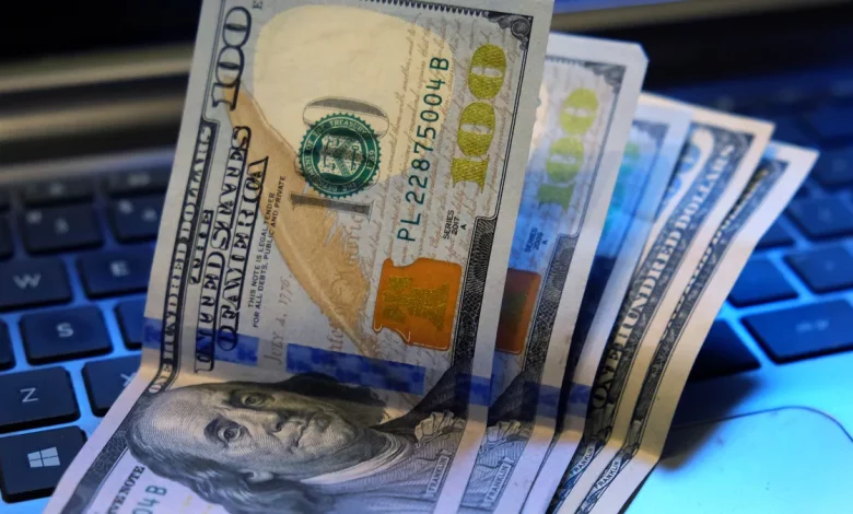 El dólar blue sigue en suba: alcanzó $ 384 para la venta