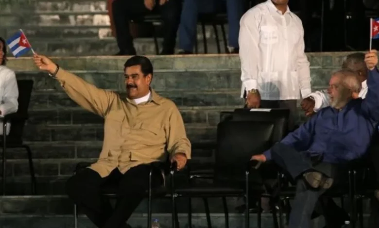 El presidente brasileño Luiz Inácio Lula da Silva (der) y el mandatario venezolano, Nicolás Maduro.