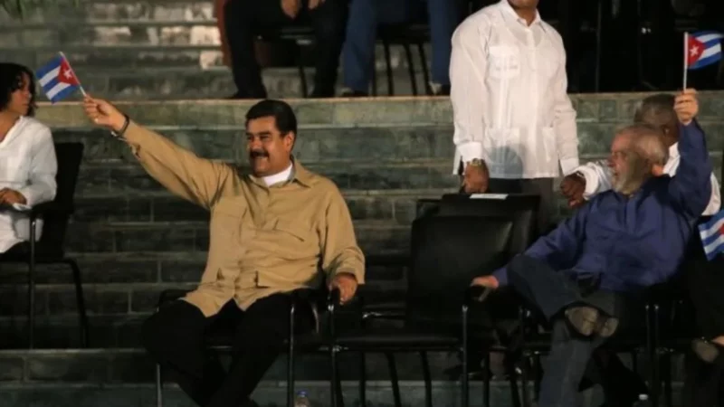 El presidente brasileño Luiz Inácio Lula da Silva (der) y el mandatario venezolano, Nicolás Maduro.