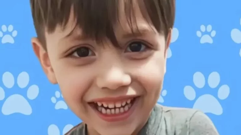 De acuerdo con su madre, su hijo se encontraba dentro de una bañera y, en un descuido mientras atendía a su bebé, el niño se resbaló y golpeó fuertemente