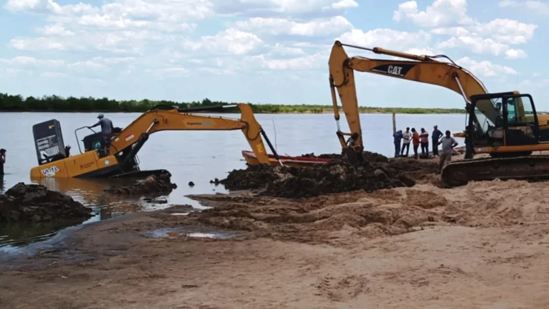 Cayó al río una retroexcavadora del Municipio en la playa pública