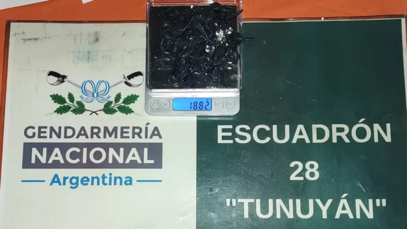 Detuvieron ayer a una pasajera que viajaba en un micro con cocaína
