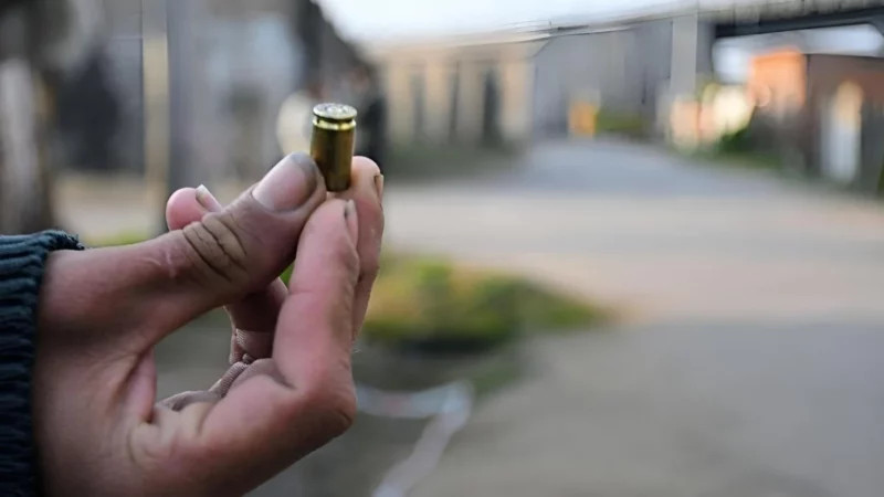 Escena de un acto violento: Vivienda atacada a balazos en Las Mellizas, desencadenando una investigación en curso por abuso de armas