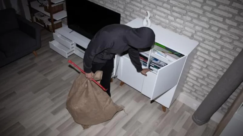 Objetos robados en la residencia de Soler al 50: notebook, celular, dinero en efectivo, caladora y agujereadora