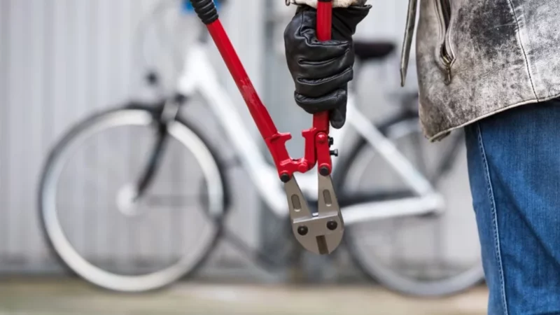 Una joven afectada relata cómo su bicicleta fue robada frente a un gimnasio y las autoridades investigan el caso