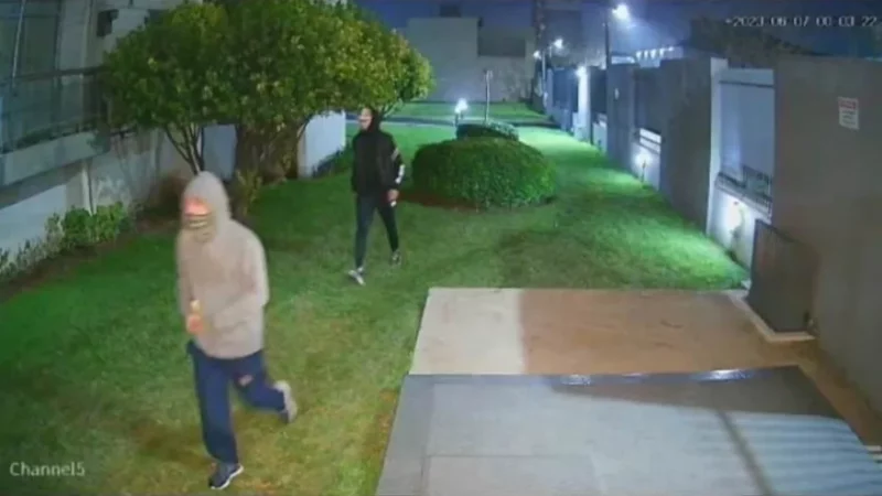 Captura de video que muestra a los dos sujetos ingresando al edificio durante el robo de la bicicleta.