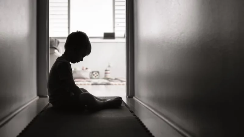 Una comunidad consternada se une en solidaridad, exigiendo justicia y protección tras el abuso sexual perpetrado delante de un niño.