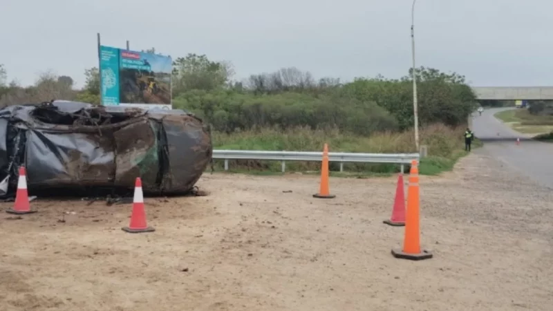 Un Toyota Corolla volcado en el cruce de la Ruta 51 y 1001, tras un accidente que dejó dos personas heridas.
