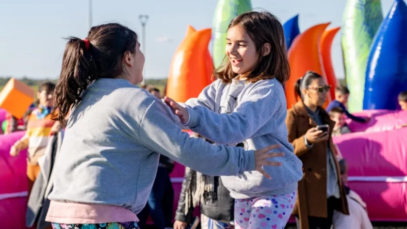 Música en vivo y foodtrucks: El ambiente festivo se apodera de la plaza del barrio Ayres del Sur en Loop.