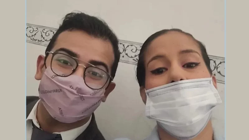 Minutos antes de que César y Cecilia contraigan matrimonio.