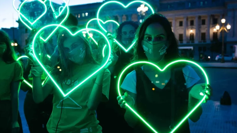 Avances y desafíos en la implementación de la Ley 27.610 a nivel nacional.