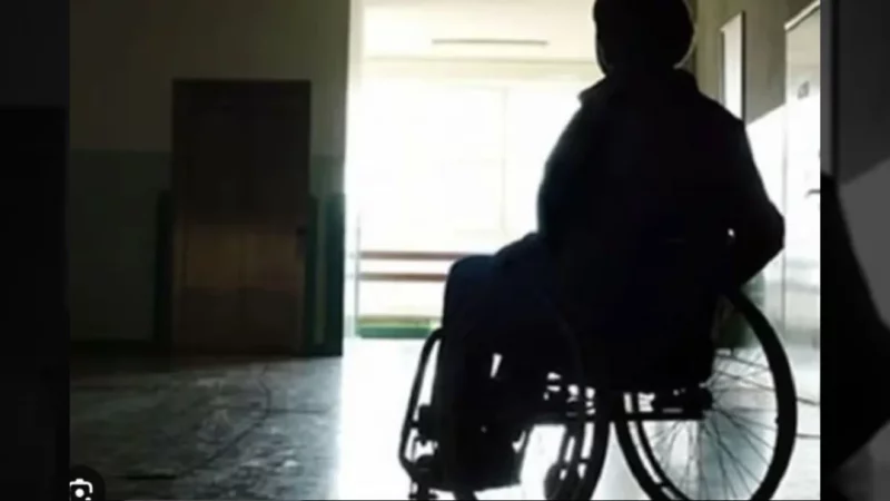 Robaron a un joven en silla de ruedas