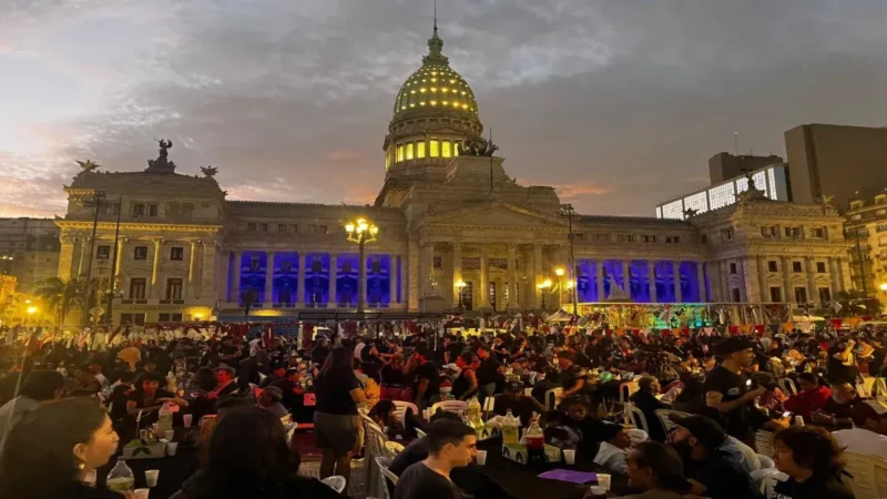 Cena navideña frente al Congreso